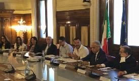 LE NAVI DELLA MARINA E DELLA GUARDIA DI FINANZA A DIFESA DEI PORTI