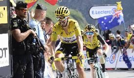 SIMON YATES BRILLA SUI PIRENEI, ALAPHILIPPE TREMA MA RESTA IN GIALLO