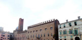 Diciottenne ubriaco sviene in Piazza Sordello. Finisce in ospedale Un 18enne ubriaco sviene in Piazza Sordello. Soccorso, viene portato in ospedale. E' successo nelle prime ore di domenica 21 luglio