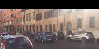 Trova una borsetta sul marciapiede, con l’aiuto della volante la riconsegna all’anziana che l’aveva persa