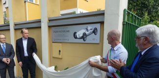 Una targa per ricordare il grande Nivola sulla sua casa in viale delle Rimembranze