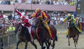 LA SELVA VINCE IL PALIO DELL’ASSUNTA A SIENA CON IL CAVALLO SCOSSO