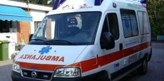 Annega davanti agli amici al Lido degli Scacchi