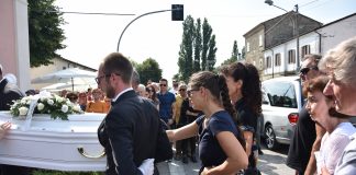 Folla e commozione ai funerali del piccolo Giovanni