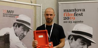 Al Mantova Film Fest trionfa “In viaggio con Adele” OPERE PRIME 2019: AL MANTOVA FILM FEST TRIONFA “IN VIAGGIO CON ADELE” Il premio va ad Alessandro Capitani, grazie a un film originale e ricco di sentimento: “Intercettare il cuore del pubblico - dice - era il nostro obiettivo”. Menzione della giuria giovani a “Un giorno all’improvviso", mentre il premio MyMovies va a “La seconda patria". Un road movie lungo la Puglia a bordo di una vecchia cabrio, e due protagonisti d’eccezione in cerca di un posto nel mondo. Ma, dietro le quinte, anche un percorso personale che ha portato il regista Alessandro Capitani fino al palco del Mantova Film Fest 2019, e in qualità di vincitore. Il premio è stato dedicato al defunto Tonino Zangardi che ha partecipato alla scrittura del soggetto del film. Il suo esordio sul grande schermo, In viaggio con Adele, si è infatti aggiudicato il primo premio nel concorso opera prima 2019. Il film, punteggiato di di disavventure e scoperte, è il viaggio di due anime inquiete alla conquista di uno spazio per sé stessi. Nel cast grandi interpreti, tra i quali spiccano Alessandro Haber, Isabella Ferrari e Sara Serraiocco. Così ha reagito Alessandro Capitani alla notizia del premio, poco prima di salire sul palco per ritirarlo: “Sono onorato di questo premio, In viaggio con Adele è stato un “viaggio” bellissimo e faticoso, intercettare i sentimenti e quindi il cuore del pubblico era il nostro obiettivo. Sono felicissimo che ci siamo riusciti con il pubblico di Mantova! Grazie infinite.” La consegna dei riconoscimenti è stata affidata al direttore artistico Mimmo Calopresti, al presidente di Mantova Film Studio, Salvatore Gelsi e al tutor della giuria giovani Gianluca De Serio. E proprio sotto la guida di quest'ultimo, hanno lavorato i giovani giurati (tutti tra i 18 e i 30 anni) per assegnare la loro menzione speciale della giuria giovani per il secondo anno consecutivo. Il riconoscimento è andato a Un giorno all’improvviso di Ciro D'Emilio, presentato nella sezione Orizzonti, allo scorso Festival di Venezia: “un film che ritrae l’ingresso nella vita adulta attraverso la perdita della figura materna come bussola essenziale, come forza di gravità. La pellicola - spiegano i 7 membri della giuria giovani - è stata scelta “per la capacità di rappresentare una storia di formazione e auto-affermazione con un ritmo controllato e una messa in scena essenziale, per la scelta di raccontare un tema ricorrente da una prospettiva inedita, evidenziando la complessità dei rapporti interpersonali e la necessità della rinuncia in funzione della propria crescita". E per il terzo anno, si riconferma il riconoscimento conferito da MyMovies.it al miglior documentario nella sezione filmdoc. Ad aggiudicarselo è stato La seconda patria di Paolo Quaregna con questo commento del direttore responsabile Giancarlo Zappoli: "In tempi in cui il solo pronunciare il sostantivo 'migranti' fa scattare reazioni che spesso hanno molto poco di razionale e che spingono verso polarizzazioni che non si confrontano con la realtà quotidiana non sarà mai sufficientemente ringraziato chi, come Paolo Quaregna, ci invita a ricordare che noi, quegli italiani che per una facile propaganda vengono 'prima', siamo venuti 'prima' nel tempo anche per quanto riguarda proprio quel termine.". Da non dimenticare, poi, il Lauro d’oro di Virgilio e la Cattedra di Virgilio conferiti rispettivamente da Salvatore Gelsi, direttore di Mantova Film Studio, e Mattia Palazzi, sindaco di Mantova, a Pupi Avati. Il maestro ha chiamato sul palco anche Tatti con cui aveva conversato nel pomeriggio durante la masterclass ricordando anche Carlo Delle Piane, l’attore che fu miracolato da Avati che lo scelse per interpretare un suo film gotico horror. Nell’incontro si è parlato anche di questo filo rosso del cinema horror, che ha affascinato Avati fin dagli esordi, e che torna nel suo ultimo lavoro, “Il signor diavolo”, attualmente nelle sale. Con le premiazioni si chiude questa dodicesima edizione del festival, che ha fatto registrare un ulteriore salto di qualità. Ancora una volta non è mancato un parterre di ospiti di primissimo piano: protagonisti del nostro cinema passato e presente come il già citato Pupi Avati e Luigi Lo Cascio. E poi figure come Chef Rubio, Gipi, Giro Arnone, Paolo Quaregna, Pio D’Emilia, Alessandro Capitani, Lorenzo Pirovano, Nicola Bellucci, Federica Ravera, Nicola Piovani, Mimmo Lombezzi, Manfredi Lucibello, Gianni Aureli, Daniele Furlati. E Tatti Sanguineti, amico prezioso del festival che ha rinnovato anche quest’anno il suo prezioso contributo. Ma sono davvero tanti coloro che ogni anno continuano ad arrivare per prendere parte al festival, presentare le loro opere davanti al pubblico e partecipare alla crescita di questa manifestazione. Una grande soddisfazione che si rinnova e cresce ogni anno, e anche una conferma del successo di una formula peculiare che mette in primo piano gli spettatori: coloro che il cinema lo guardano, lo sognano, lo immaginano e lo amano. La chiusura del festival è stata affidata al film The Cameraman di Edward Sedgwick e Buster Keaton accompagnato dal vivo da Daniele Furlati. Un saluto e un arrivederci alla prossima edizione, augurando a tutti di portare a casa un po’ di quello spirito che anima il cinema da sempre, e che spinge anche noi, ogni anno, a ritrovarci qui con la stessa passione del primo giorno.