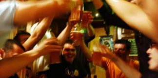 Allarme alcol e giovanissimi: 16enne ubriaco crolla a terra in Piazza Mantegna