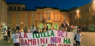Bibbiano e caso affidi: il 30 agosto fiaccolata in centro per bambini e genitori Alcune recenti manifestazioni a sostegno delle famiglie coinvolte in Emilia