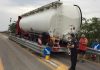 San Benedetto: camion incastrato tra i guard rail, ponte chiuso per ore Il camion incastrato tra le lamiere del ponte
