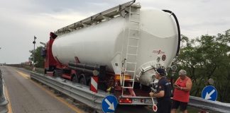 San Benedetto: camion incastrato tra i guard rail, ponte chiuso per ore Il camion incastrato tra le lamiere del ponte