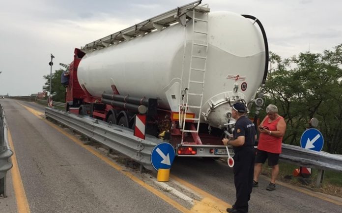 Il camion incastrato tra le lamiere del ponte