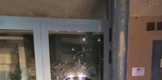 Distrutta la porta della palestra di Malavicina: i responsabili forse dei ragazzini