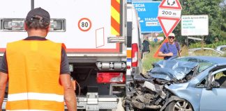Scontro frontale tra auto e camion, muore una donna di Sabbioneta