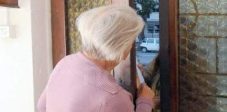 Prova a derubare un’anziana, poi aggredisce il figlio e scappa