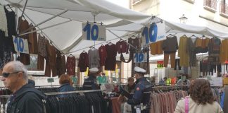 Polizia locale, controlli sulle attività commerciali a Mantova: multe per oltre 12.500 euro I vigili durante un controllo al mercato