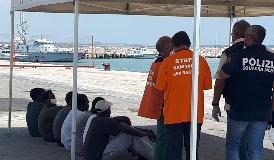 NAVE ELEONORE. 104 MIGRANTI SBARCATI A POZZALLO, DUE IN OSPEDALE
