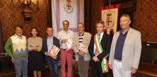 I Lions europei si danno appuntamento a Mantova Il vicesindaco Giovanni Buvoli, venerdì 20 settembre, nella sala Consiliare del Comune di Mantova, ha salutato e dato il benvenuto ad un’ampia delegazione di esponenti di vari Lions Europei che sono in città per un meeting utile a rinsaldare i rapporti con i Club gemellati di Nevers, Koblenz e Schwyz. Presente, tra gli altri, il presidente Lions Mantova Host Paolo Predella e il Censore di Club Giampiero Pezzoli. Il ritrovo a Mantova permetterà l’organizzazione di eventuali scambi culturali o di future iniziative comuni, oltre a far conoscere agli “ospiti” le bellezze artistiche, architettoniche, naturali ed enogastronomiche della nostra città.