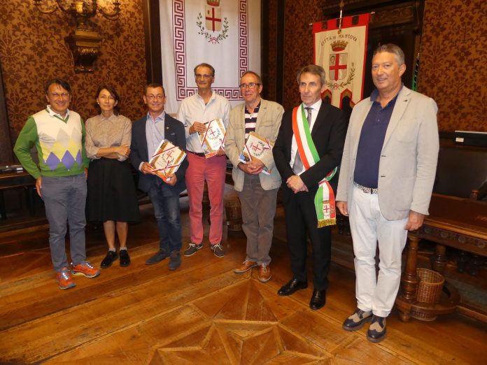 Il vicesindaco Giovanni Buvoli, venerdì 20 settembre, nella sala Consiliare del Comune di Mantova, ha salutato e dato il benvenuto ad un’ampia delegazione di esponenti di vari Lions Europei che sono in città per un meeting utile a rinsaldare i rapporti con i Club gemellati di Nevers, Koblenz e Schwyz. Presente, tra gli altri, il presidente Lions Mantova Host Paolo Predella e il Censore di Club Giampiero Pezzoli. Il ritrovo a Mantova permetterà l’organizzazione di eventuali scambi culturali o di future iniziative comuni, oltre a far conoscere agli “ospiti” le bellezze artistiche, architettoniche, naturali ed enogastronomiche della nostra città.