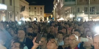 Salvini a Viadana scalda la piazza e dice: “facciamo una legge elettorale per governare senza inciuci” Bagno di folla a Viadana per Matteo Salvini