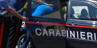 Bagnolo, prende a calci l’anziano papà e lo minaccia davanti ai Cc: arrestato figlio violento Latitante dopo l'evasione dai domiciliari e le botte alla madre e alla convivente. Arrestato dai carabinieri