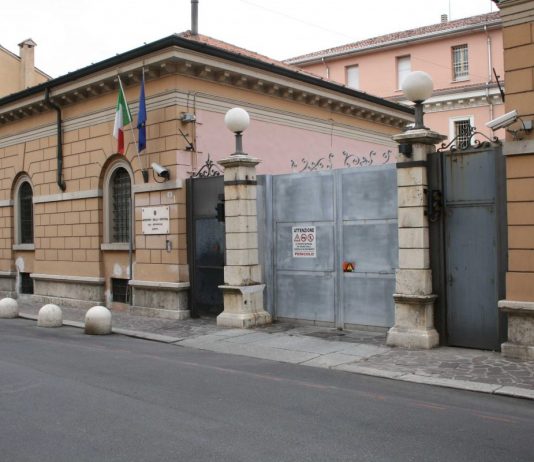 Solferino, minacce e auto incendiata alla moglie: 52enne finisce in carcere
