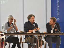 Dave Eggers: “Oggi viviamo il momento peggiore dell’America” Mantova Un’opera, “La parata” (La Feltrinelli) di Dave Eggers, che è stato lo spunto per aprire una parentesi sull’America di oggi con le sue contraddizioni, i suoi difetti e tuti quegli aspetti che la rendono un paese da tempo ancorato ad alcuni principi dai quali sembra impossibile allontanarlo. Una racconto che ha tenuto alta l’attenzione del numeroso pubblico di piazza Castello, travolti dalla simpatia e dall’entusiasmo dell’autore californiano che tra uno sketch e l’altro con lo scrittore Paolo Giordano, ha svelato retroscena del suo paese, politici così come sociali, senza nascondere come quello attuale sia per lui il momento peggiore. Un racconto all’interno del quale emerge un’America dalle mille sfaccettature, forse come mille sono i caratteri dei personaggi che Eggers descrive nel suo ultimo libro: atteggiamenti e modi di vivere che possono rispecchiare ognuno di noi e magari trovare un punto d’incontro tra tutti qui modi di essere: «a me interessa trovare un compromesso tra il volersi chiudere in se stessi per difendere la propria integrità e l’aprirsi a tutto», ha spiegato Eggers. Ma se, come si diceva, l’evento è stato un’occasione per parlare anche della situazione attuale del Paese, ecco che Eggers racconta di quando si intrufolava nei comizi di Trump per capire come le persone potessero appoggiarlo, approvare la sua politica. Una ricerca, dice lo scrittore, che lo ha portato a trovare nelle domande che poneva a queste persone «motivazioni razionali, che nulla hanno a che vedere con le classiche risposte stereotipate: votano Trump per questioni economiche o perchè vedono in lui un padre, una persona rassicurante. Così quando torno a casa sono più rassicurato anche se questo è il periodo più brutto della mia esperienza». Da lì il ricordo di una volta in cui ad un comizio a El Paso incontrò dei venditori ambulanti di magliette a cui chiese se non preferissero tasse più alte per i ricchi per permettere maggiori aiuti ai meno abbienti. Loro risposero di no: il motivo? «Erano convinti che sarebbero diventati ricchi anche loro e non volevano dover pagare di più. Questo è il paradosso dell’America di oggi». Un atteggiamento che Eggers spiega con la paura degli americani di ciò che «ricorda il socialismo», insomma una ridistribuzione della ricchezza. «San Francisco è piena di disparità per cui non si è fatto molto. Piuttosto che avere pietà dei tossicodipendenti preferiamo metterli in carcere, con costi maggiori. Tocca a chiese o associazioni no profit fare qualcosa: Roosvelt e Johson sono stati gli unici ad agire». Valentina Gambini