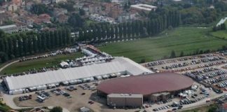 Va a mangiare e quando torna non trova più le portiere dell’auto Il furto alla Fiera del riso a Isola della Scala