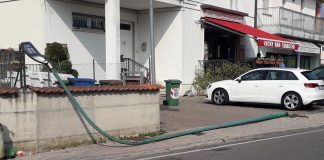 Palo della luce piomba in strada a Porto, tragedia sfiorata. Tea: “E’ stato urtato da un’auto” Il palo è caduto in Strada Canova a Montata Carra