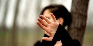 Mantova, un albero e una panchina rossa per dire no alla violenza e al femminicidio