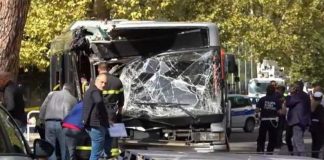 BUS CONTRO UN ALBERO A ROMA, 29 FERITI MA NESSUNO IN PERICOLO DI VITA