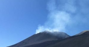 ETNA: NUOVA EMISSIONE DI CENERE, LIMITAZIONI SPAZIO AEREO A CATANIA