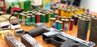 VIBO VALENTIA, UN ARSENALE DA GUERRA NEI MURI DI UN’ABITAZIONE