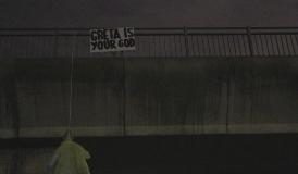 ROMA, MANICHINO DI GRETA THUNBERG APPESO SOTTO UN PONTE