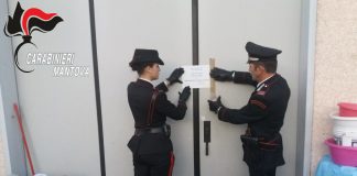 Sfruttamento di manodopera clandestina: rinvenuto a Castel Goffredo l’ennesimo laboratorio tessile. Quattro cinesi in manette Il carabinieri mentre mettono si siglli al laboratorio