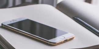 Nuda su una chat: la mamma vede la figlia 15enne controllando il cellulare