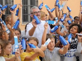 Tea consegna le borracce plastic free ai bambini delle primarie di Mantova