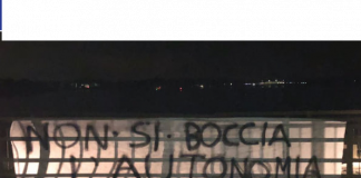 Striscione della Lega sul ponte di San Giorgio “l’autonomia non si boccia”. E il 5 novembre torna in Regione il quesito referendario I giovani della Lega protestano con uno striscione contro lo stop all'autonbomia