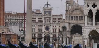 A VENEZIA ATTESO NUOVO PICCO DELLA MAREA, CHIUSA PIAZZA SAN MARCO