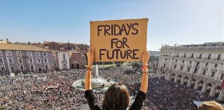 CLIMA, STUDENTI IN PIAZZA PER I “FRIDAYS FOR FUTURE”