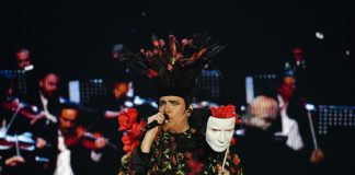 Renato Zero, una serata di spettacolo e passione Renato il Folle è tornato, con le sue parrucche, i suoi cappelli stravaganti, i travestimenti, gli abiti sgargianti ed eccessivi. E con uno show dalle mille sfaccettature che è uno spettacolo per gli occhi, ma soprattutto per le orecchie.