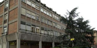 Due uomini salvano un 53enne colpito da infarto e agonizzante a terra in via Trento