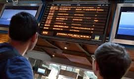 Fulmine colpisce un treno. Nuova mattinata di passione per i pendolari con pesanti ritardi Fulmine colpisce un treno. Nuova mattinata di passione per i pendolari con pesanti ritardi