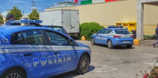 Spintonano il commesso dopo aver tentato di rubare all’Ovs de La Favorita. Arrestati per rapina due giovani Spintonano il commesso dopo aver tentato di rubare all'Ovs de La Favorita. Arrestati per rapina due giovani