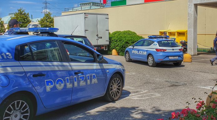 Spintonano il commesso dopo aver tentato di rubare all'Ovs de La Favorita. Arrestati per rapina due giovani