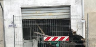 Scontro tra auto a Bozzolo, una finisce nella sede della Lega Si scontra con un'altra auto e termina la sua corsa contro la sede della Lega di Bozzolo, in via Valcarenghi al civico 2. Feriti lievi. L'incidente stradale si è verificato l’altra notte, poco dopo la mezzanotte e visto coinvolte due mezzi con all’interno 4 persone, tra ragazzi di 20, 21 e 39 anni e una donna di 33 anni. La dinamica del sinistro non è ancora stata ufficializzata da parte del carabinieri del nucleo radiomobile di Viadana intervenute sul posto. Lo scontro, evidentemente violento, ha sbalzato una delle vetture fuori strada mentre l’altra, come detto, è finita letteralmente dentro la sede del movimento leghista locale abbattendo prima la saracinesca e poi vetrata e porta. Probabilmente una delle cause che avrebbe provocato il violento impatto, sarebbe stata la pioggia battente che ieri sera non ha lasciato tregua e il conseguente asfalto bagnato. Spetterà ora alle forze dell’ordine stabilire esattamente come siano andate le cose. Sul posto anche il personale del 118 con due ambulanza ma solo una, con a bordo uno dei coinvolti, ha fatto rientro in codice giallo all’ospedale di Casalmaggiore. La sede della Lega, poi. è stata transennata.