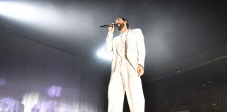 Mengoni trascina i 5.500 del Grana Padano Arena. Concerto in ritardo per problemi tecnici Mengoni trascina i 5.500 del Grana Padano Arena. Concerto in ritardo per problemi tecnici