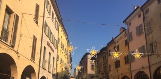 Iniziata la posa delle luminarie. Il 23 l’accensione e il via a Mercatino, pista di pattinaggio e trenino Iniziata la posa delle luminarie. Il 23 l'accensione e il via a Mercatino, pista di pattinaggio e trenino