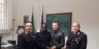 Trova un Rolex per strada, lo restituisce e il proprietario lo assume