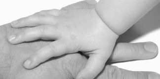 UN GENITORE SU TRE SI LICENZIA PER SEGUIRE I FIGLI