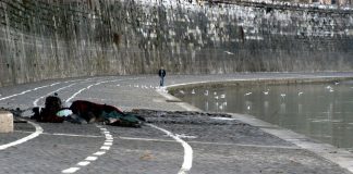 ROMA, CLOCHARD TROVATO MORTO IN UN PARCHEGGIO