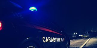 Scappa all’alt dei carabinieri, poi si schianta e fugge a piedi